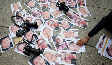 Bilder von im Lande ermordeten Journalisten bei Protestdemonstra...