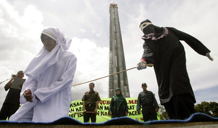 Auf Aceh wird eine Frau auf Anordnung eines Gerichts ausgepeitsc...