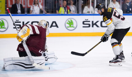 Der Mann mit »Garbage-Goal«: Felix Schütz gegen Lettlands Torhüt...