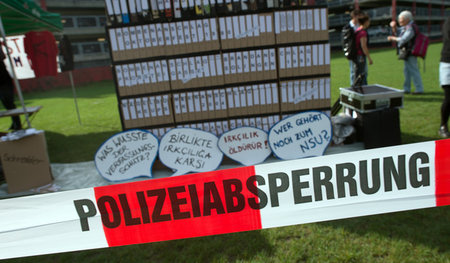 Performance vor dem Düsseldorfer Landtag zu Beginn der Beweisauf...