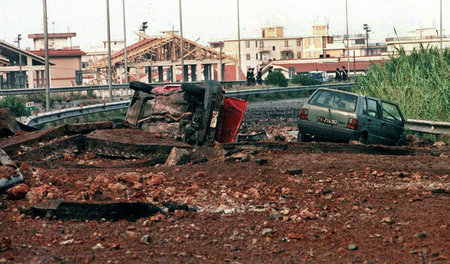 Das Auto des Staatsanwalts Giovanni Falcone nach dem tödlichen A...