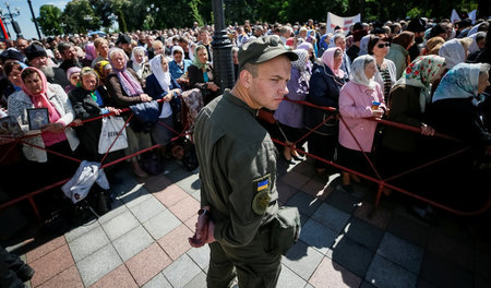 Gegen staatliche Kontrolle: Gläubige und Priester der Ukrainisch...