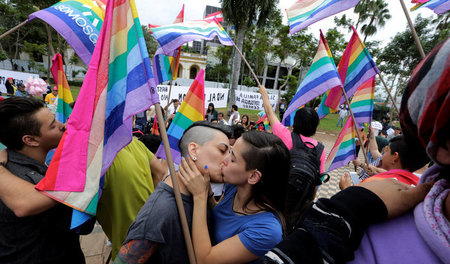 »Kissathon« gegen Homophobie am Mittwoch in Asuncion, der Haupts...