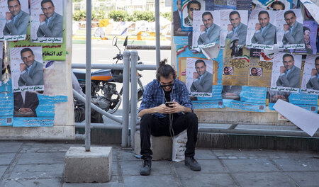 Am Mittwoch in Teheran: Straßenszene mit Kandidatenplakaten