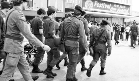 Die SDAJ war groß: Kommunistische Bundeswehr-Soldaten auf dem We...