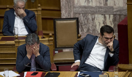 Augen zu und durch: Alexis Tsipras und sein Finanzminister Efkli...