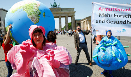 In Berlin machten Demonstranten die G-20-Gesuncheitsminister am ...