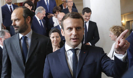 Der französische Präsident Emmanuel Macron verlässt zusammen mit...