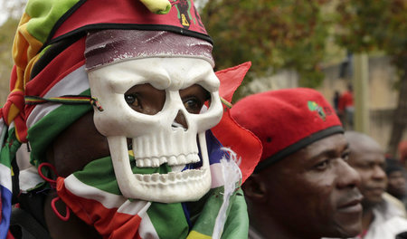 Protest gegen Zuma: Anhänger der linken Partei Economic Freedom ...