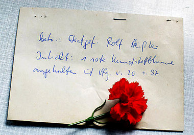 Noch gefährlicher: Kunststoffblume, rot