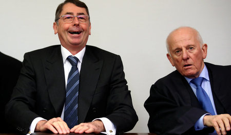 Georg Funke (l.) vor Gericht: Der frühere HRE-Chef kämpft für se...