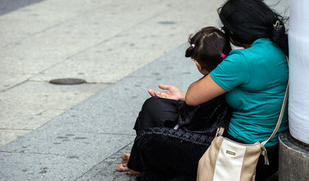 Der Staat nimmt ihnen alles. Arme Menschen und ihre Kinder werde...
