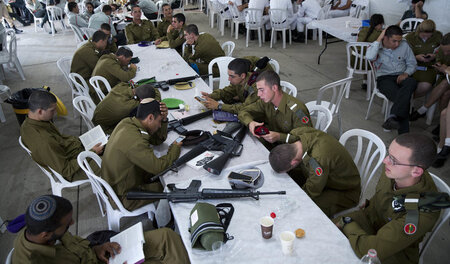 Israelische Soldaten warten am Montag am Ben-Gurion-Flughafen na...