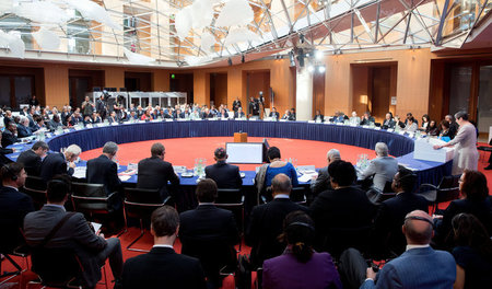 Bundesumweltministerin Barbara Hendricks (r.) spricht zum Auftak...