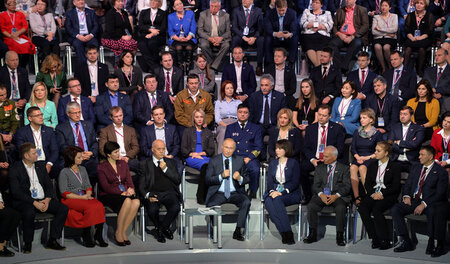 Hat, wer näher bei Putin sitzt, auch größeren Einfluss? Und wie ...