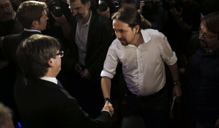 Handschlag für Unabhängigkeit: Carles Puigdemont begrüßt Podemos...