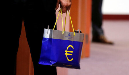 Nimm das Geld und renn! Einer der anwesenden des Euro-Finanzmini...