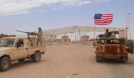 US-Präsenz in Syrien: Kämpfer bewaffneter Gruppen neben US-Solda...