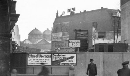 Blick vom Bahnhof Zoo auf die Synagoge in der Fasanenstraße (aus...