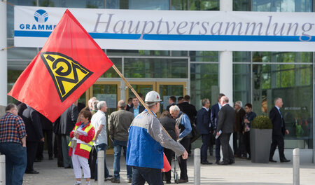 Ein Gewerkschafter zeigt Flagge vor der Hauptversammlung von Gra...