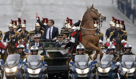 »In die Schlacht? Ah!« Amtseinführung auf der Champs-Élysées