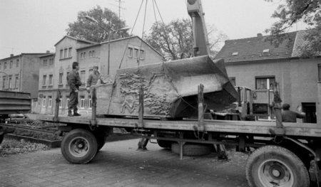 Großenhain, Radeburger Platz: Abbau und Abtransport des Denkmals...