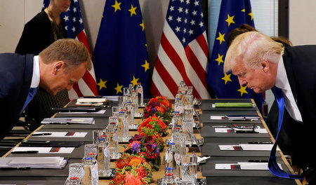 Brüssel am Donnerstag: EU-Ratspräsident Donald Tusk (l.) und US-...