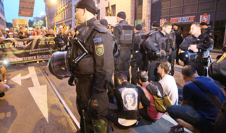 Auch am 30. August 2015 blockierten Antifaschisten die Marschrou...