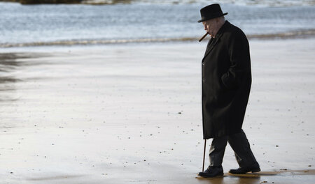 Der alte Mann und das Meer: Winston Churchill (Brian Cox) hadert...