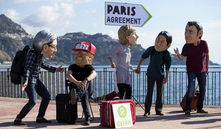 Freitag nahe Taormina: Aktivisten der Organisation Oxfam werben ...