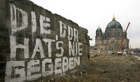 Berlin am 4. Dezember 2008: Inzwischen wird mit Büchern der Gege...