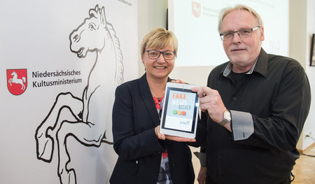 Niedersachsens Kultusministerin Frauke Heiligenstadt und ein Mit...