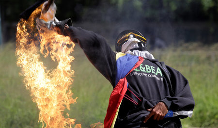 Militanter Regierungsgegner in Caracas (26. Mai)