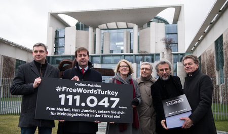 Übergabe der Petition #FreeWordsTurkey am Bundeskanzleramt (Febr...
