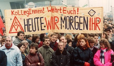 Arbeiter und die IG Metall: Demo vor dem Treuhand-Gebäude in Ber...