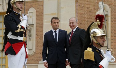 Königlicher Empfang: Frankreichs Präsident Emmanuel Macron und s...