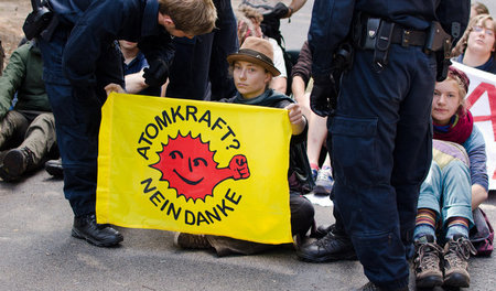 Hanna Poddig (Mitte) bei einer Sitzblockade der Areva-Brenneleme...