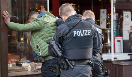 Repressionsstrategie: Polizisten suchen bei einer Razzia im Bahn...
