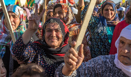 Frauen auf einer Demonstration für die Freilassung des PKK-Vorsi...
