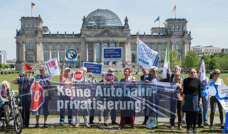 Proteste gegen die Privatisierungspläne vor dem Reichstag (17. M...