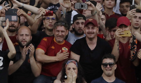 Das ganze Stadion war ergriffen: Die Fans der AS Rom verabschied...