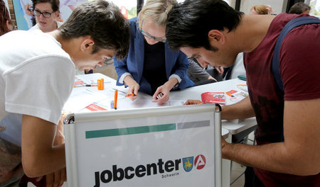 Ins Armutsregime: Flüchtlinge melden sich beim Jobcenter Schweri...