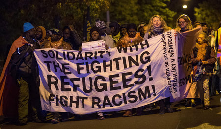 Protest geflüchteter Menschen mit Unterstützerinnen gegen Rassis...