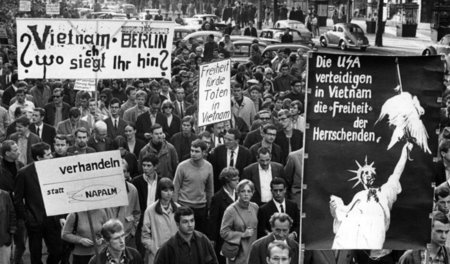 Die Kriegsverbrechen der USA gegen das vietnamesische Volk brach...