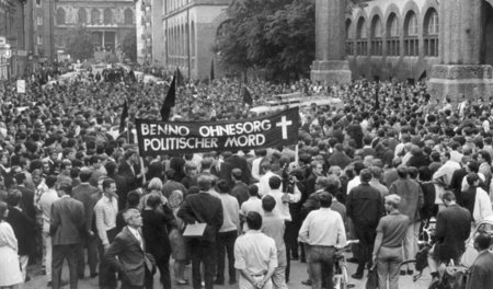 Nach dem 2. Juni 1967 kam es in der gesamten BRD zu Protesten, w...
