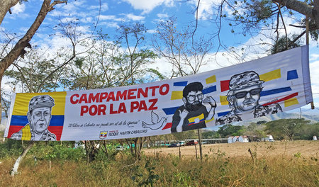 Mit einem Transparent »Friedenscamp« begrüßen die FARC in La Gua...