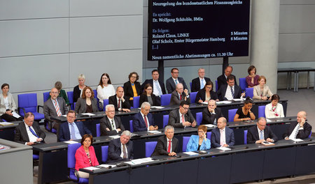 Gelangweilt beschlossen die Berufspolitiker im Bundestag den Aus...