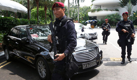 Polizeipatrouille sichert den Tagungsort des Shangri-La Dialogue...