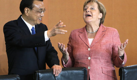 Große Freude? Premier Li Keqiang und Kanzlerin Angela Merkel am ...