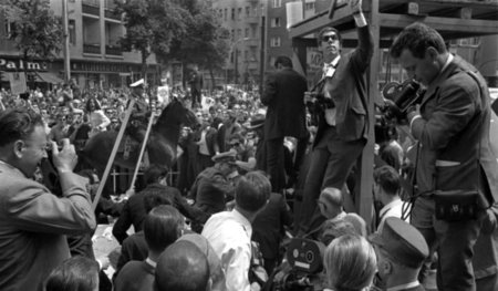 Schon am Vormittag des 2.Juni 1967 werden die Schah-Gegnervon ir...